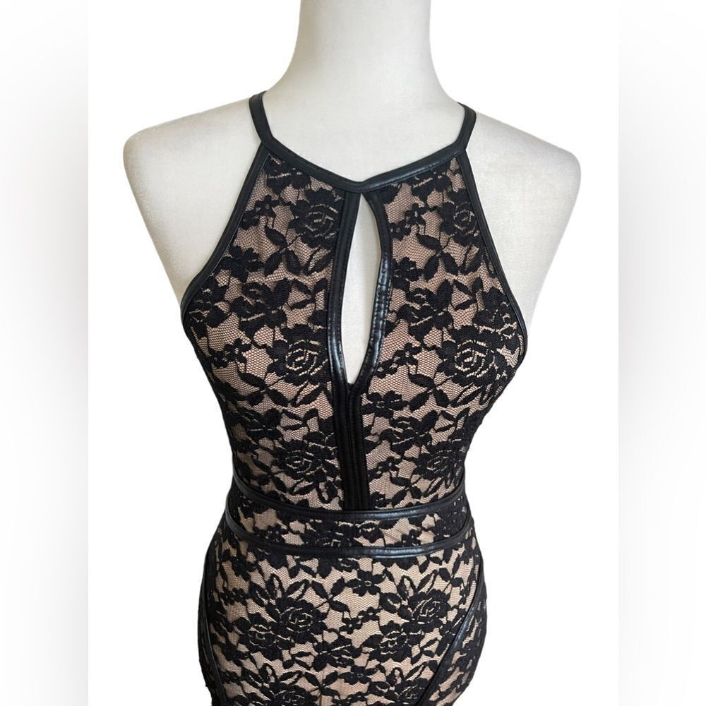 Black keyhole, body, con lace‎ rose flared dress with tail